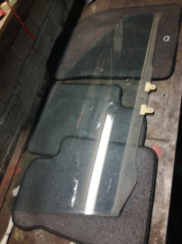 Portierruit rechtsvoor Nissan Sunny N14 80300-50C00 Gebruikt.