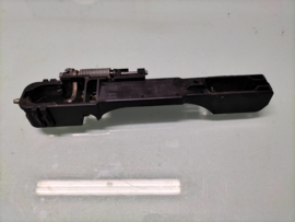 Montagesteun deurgreep buitenzijde links Nissan Primera P12 80611-AV600 Gebruikt.