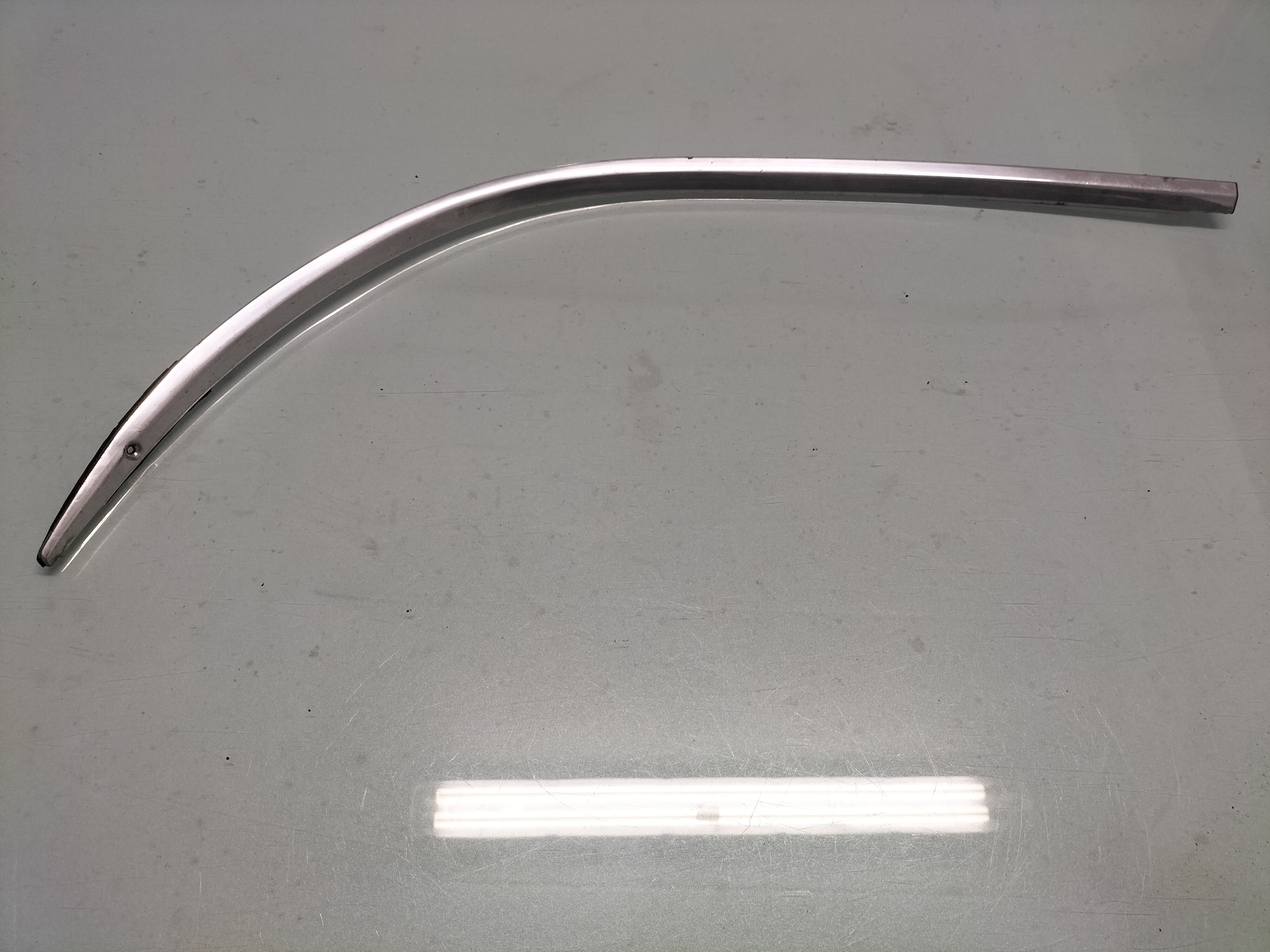 Sierlijst zijraam linksachter Datsun Cherry E10 2-deurs Sedan 76809-M0201 Gebruikt.