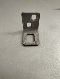 Beugel motorkapslot Datsun Cherry E10 65631-M0200 Gebruikt.