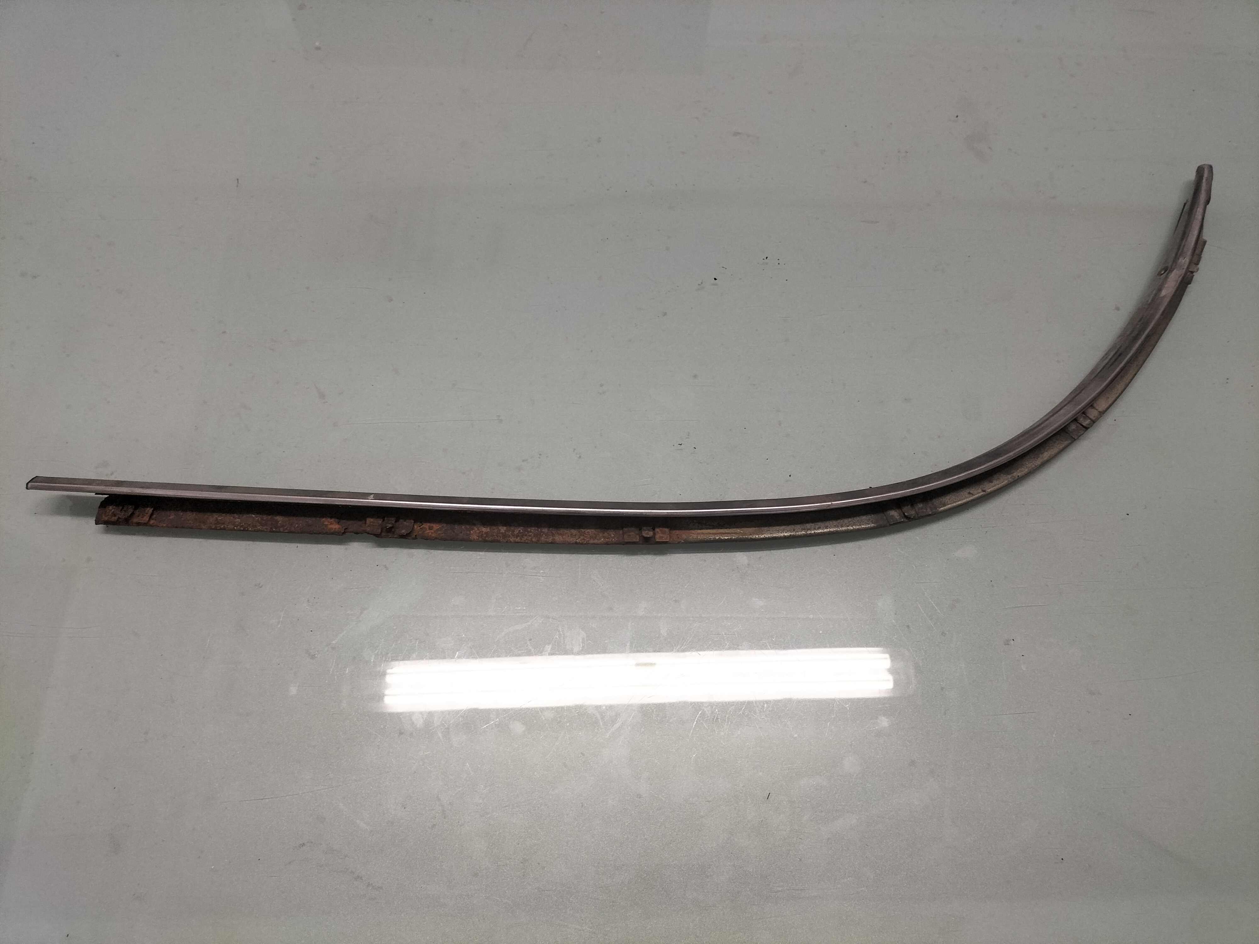 Sierlijst achterportier links Datsun Cherry E10 4-deurs sedan 82319-M0413 Gebruikt.