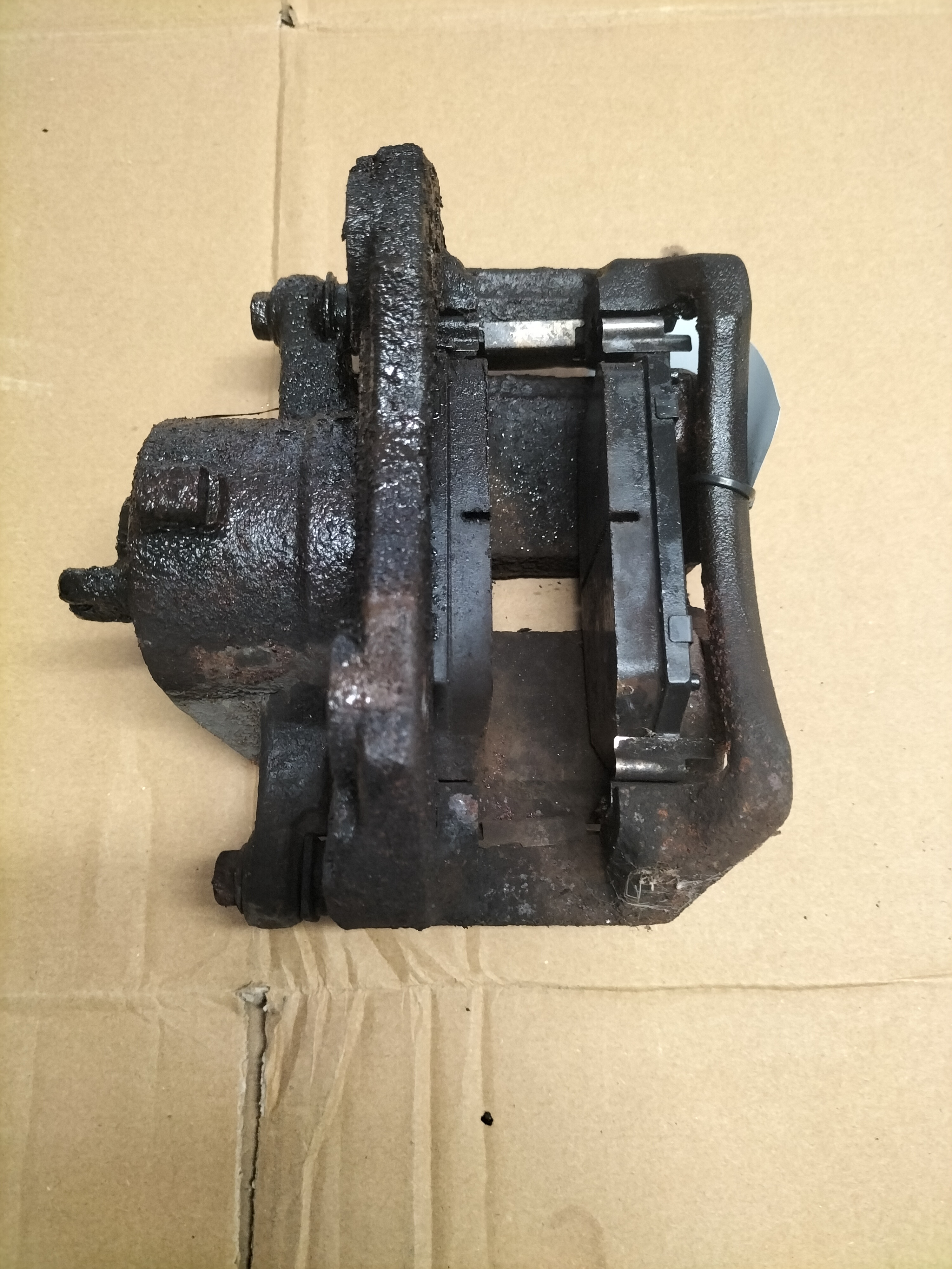 Remklauw linksvoor Nissan 41001-4U100 P12/ V10 Gebruikt.