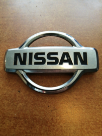Motorkapembleem Nissan Primera P11/ WP11 62890-9F500 Gebruikt.