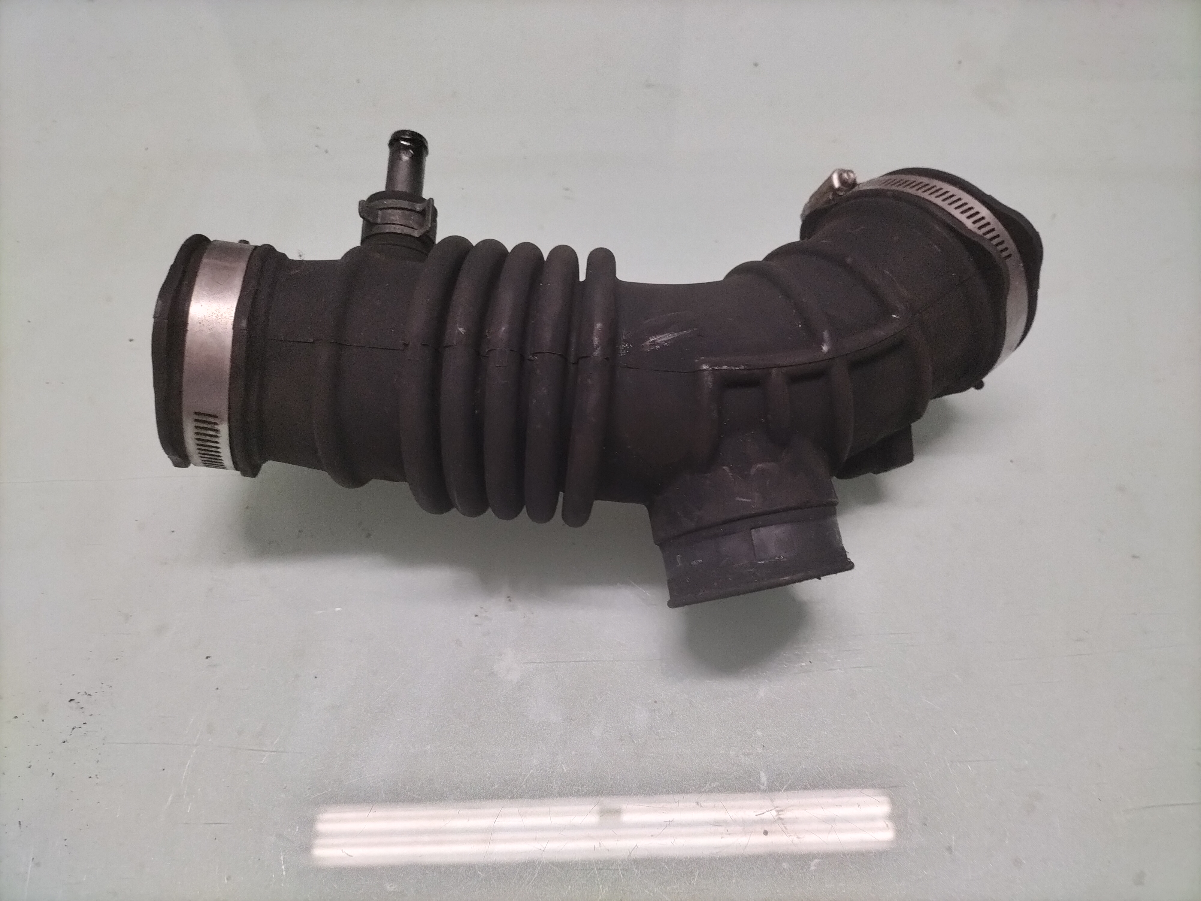 Hose-air QG15DE/ QG16DE/ QG18DE Nissan N16/ P12/ V10 16578-AU00A Used part.