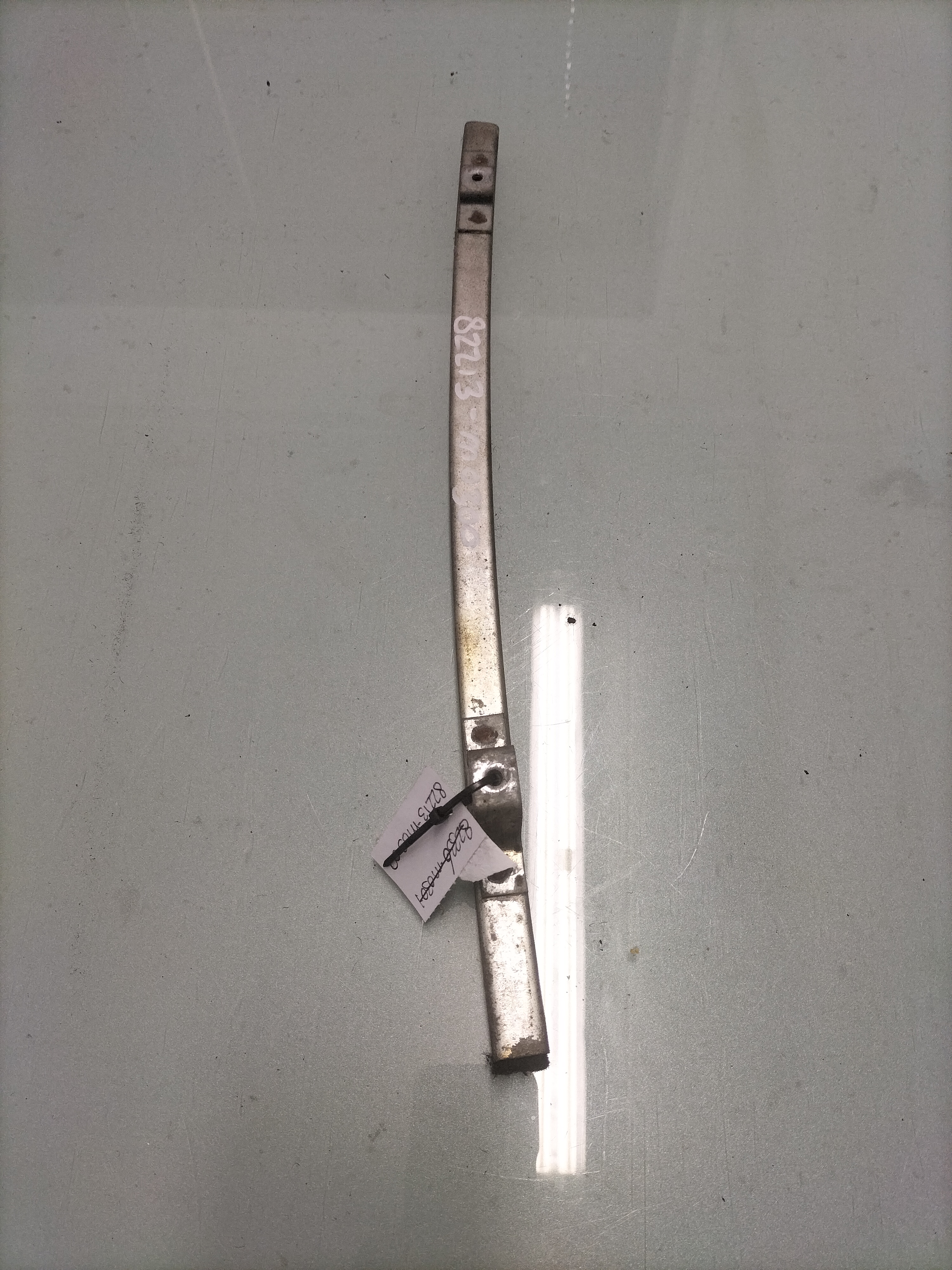 Portierraamgeleider linksachter Datsun Cherry E10 4-deurs sedan 82213-M0300 Gebruikt.
