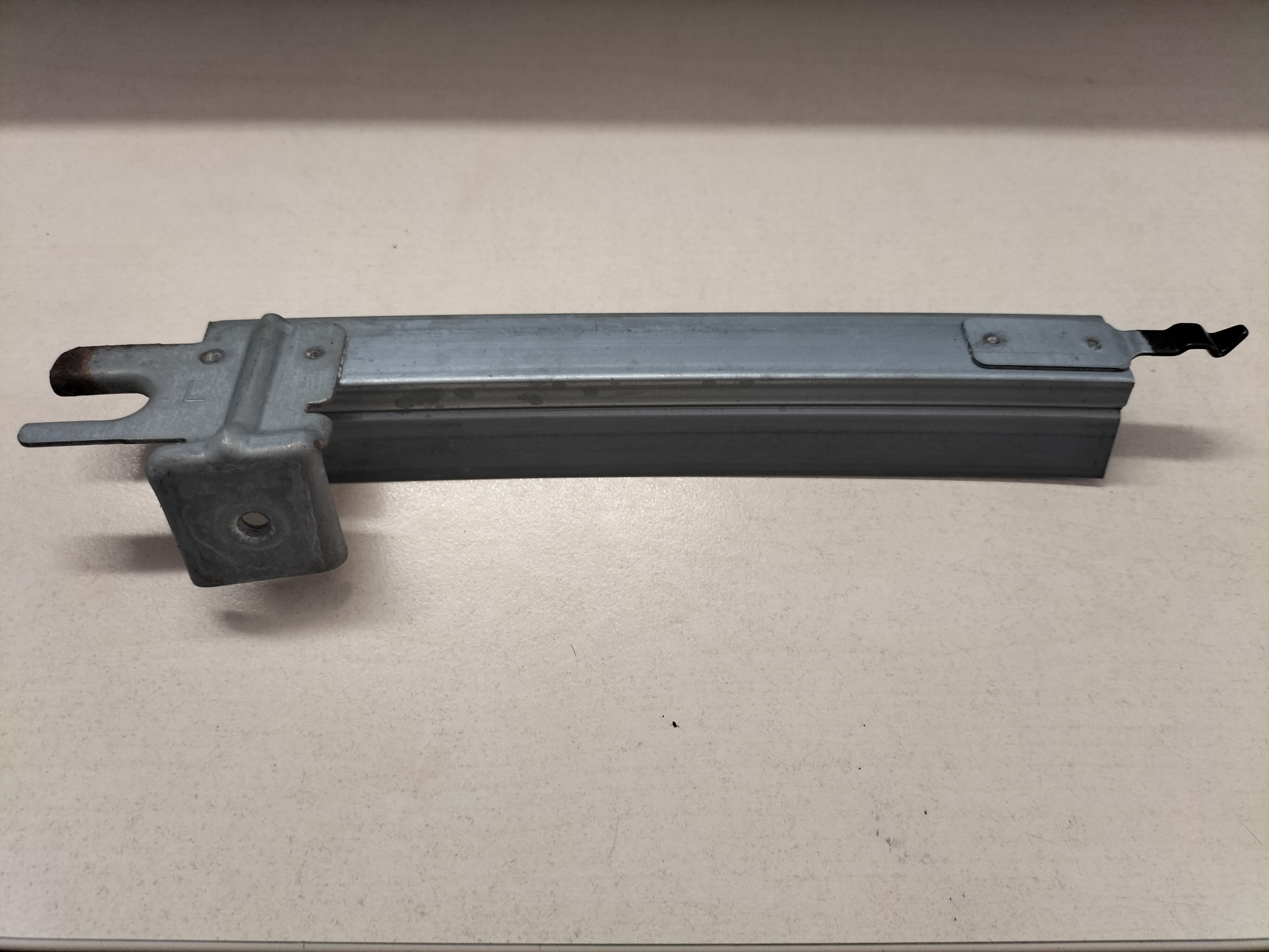 Portierraamgeleider linksachter Nissan Qashqai J10 82217-JD000 Gebruikt.