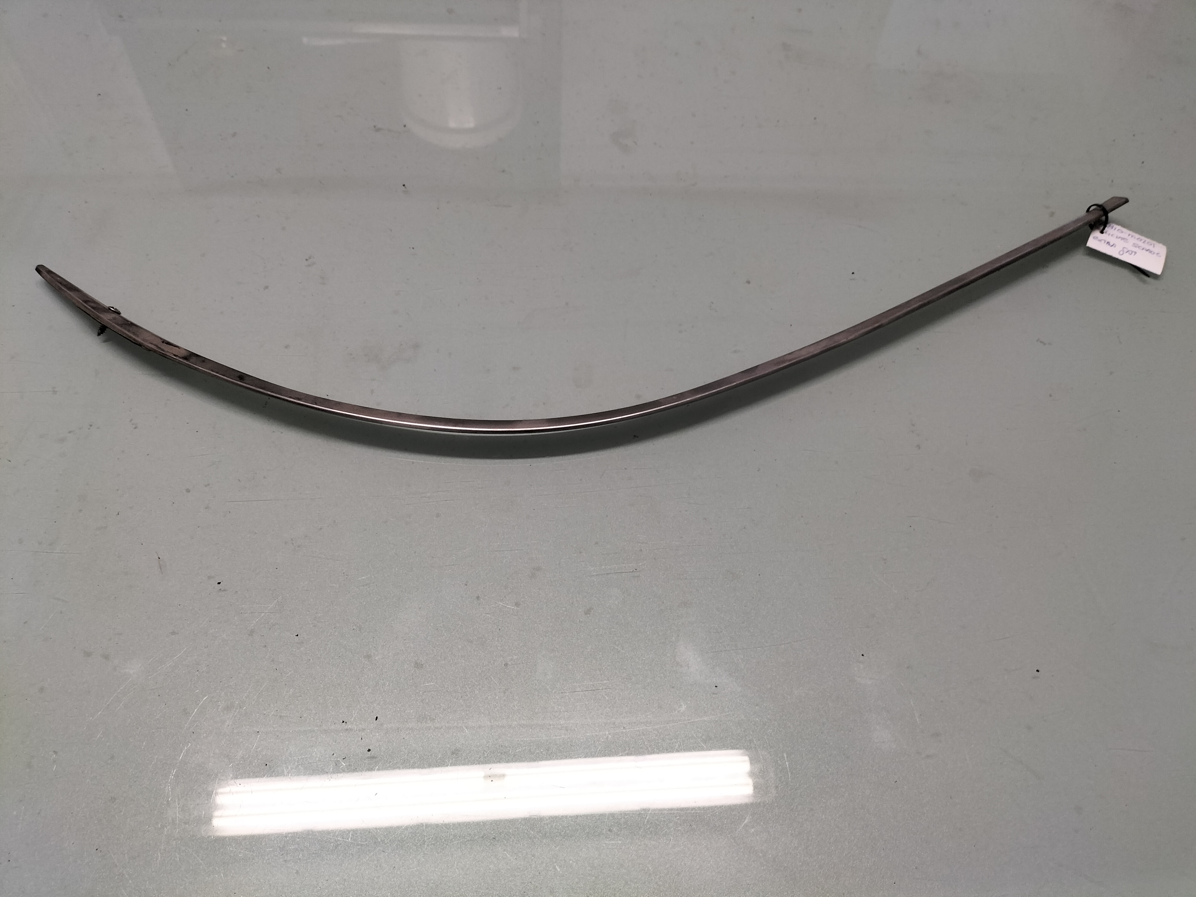 Sierlijst zijraam rechtsachter Datsun Cherry E10 2-deurs Sedan 76810-M0201 Gebruikt. Lichte schade.