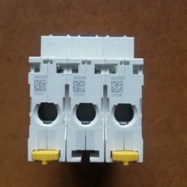 Miniatuur vermogenschakelaar 3P 50A C Schneider A9F84350 Nieuw.