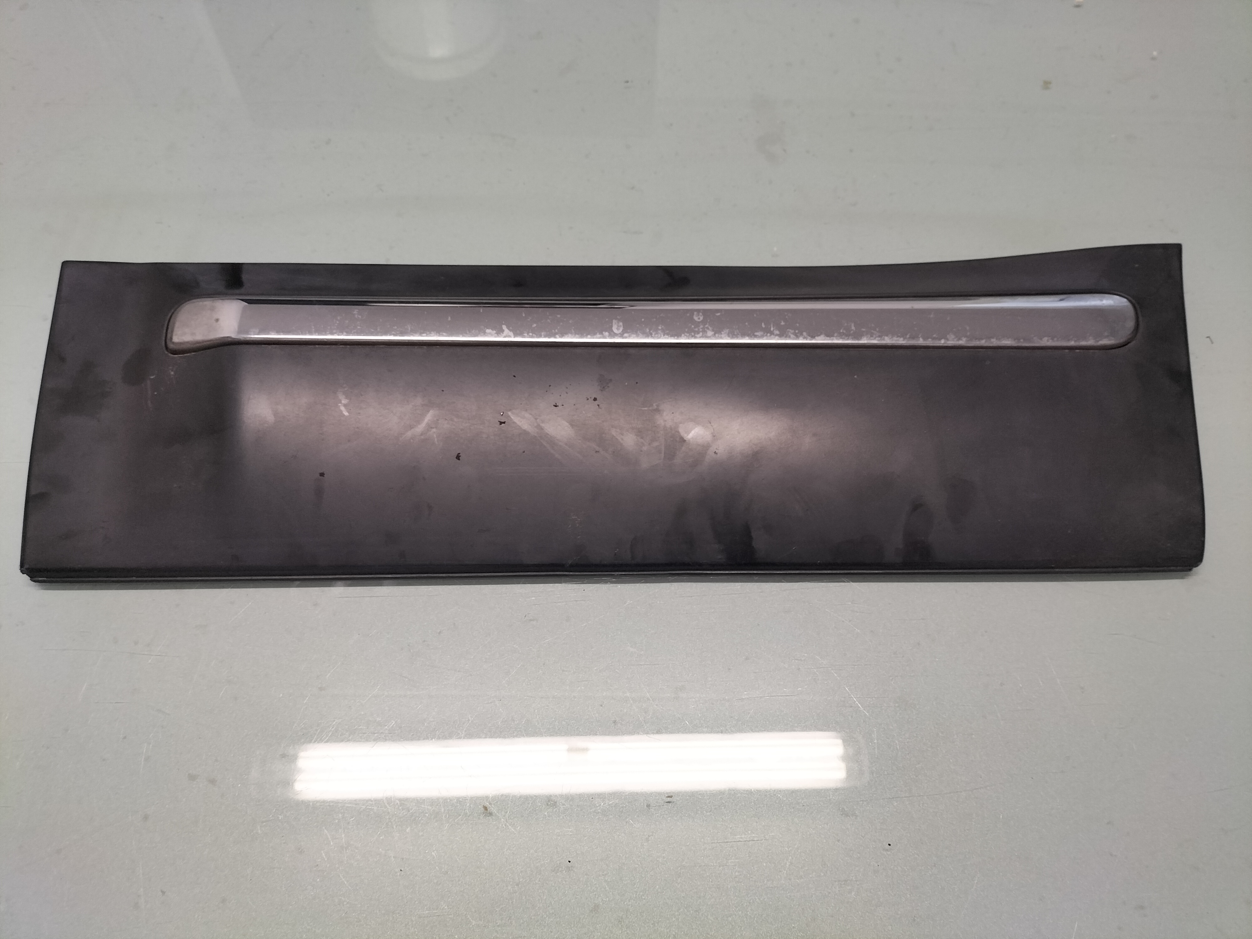 Sierstrip portier linksachter Nissan Qashqai J10 82871-JE20C Gebruikt.