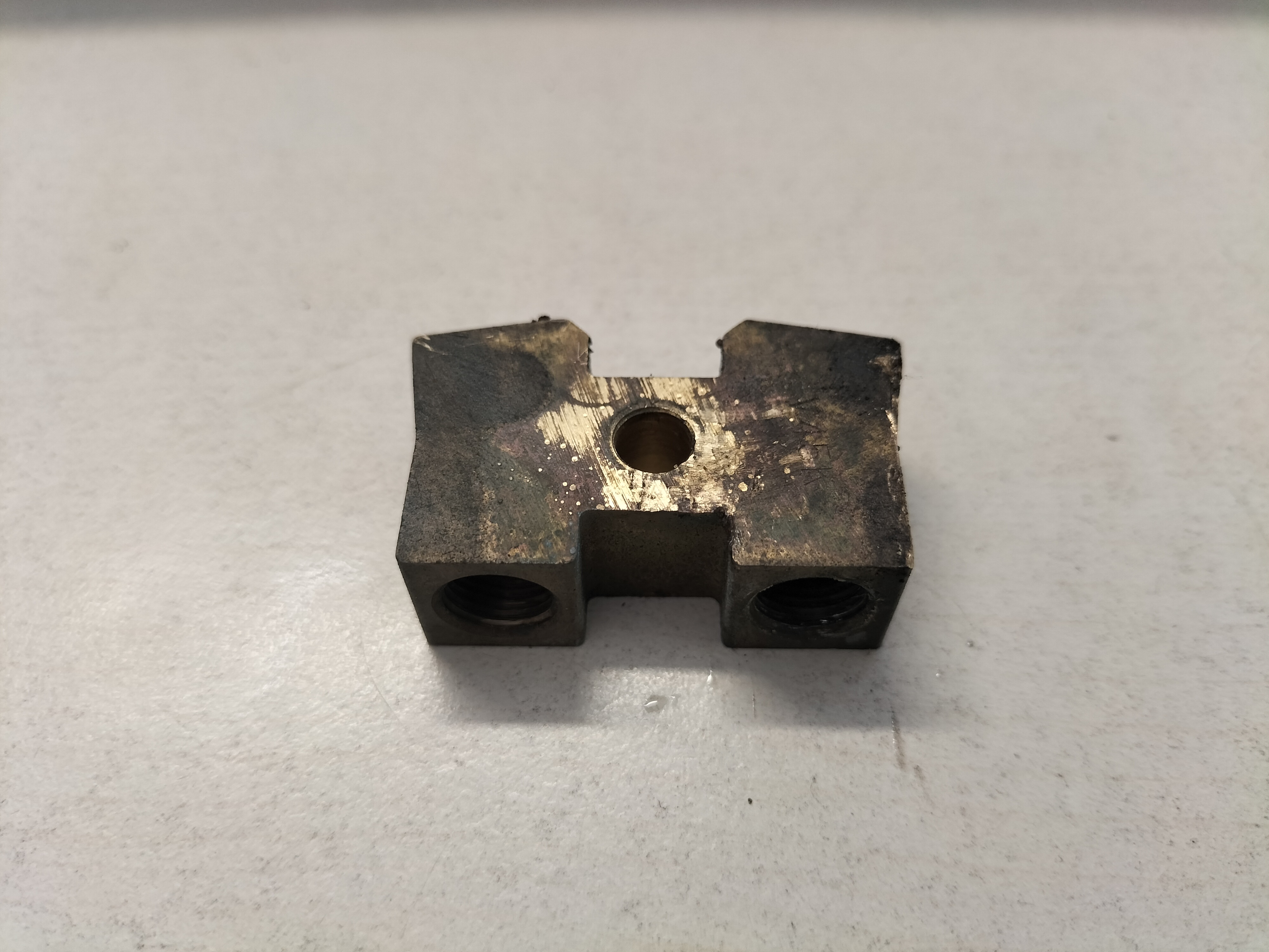 Doorverbindblok remleiding Nissan 46313-JN00A C13/ E12/ F15/ K13/ K14/ Z12/ Z51/ Z52/ ZE0 Gebruikt.