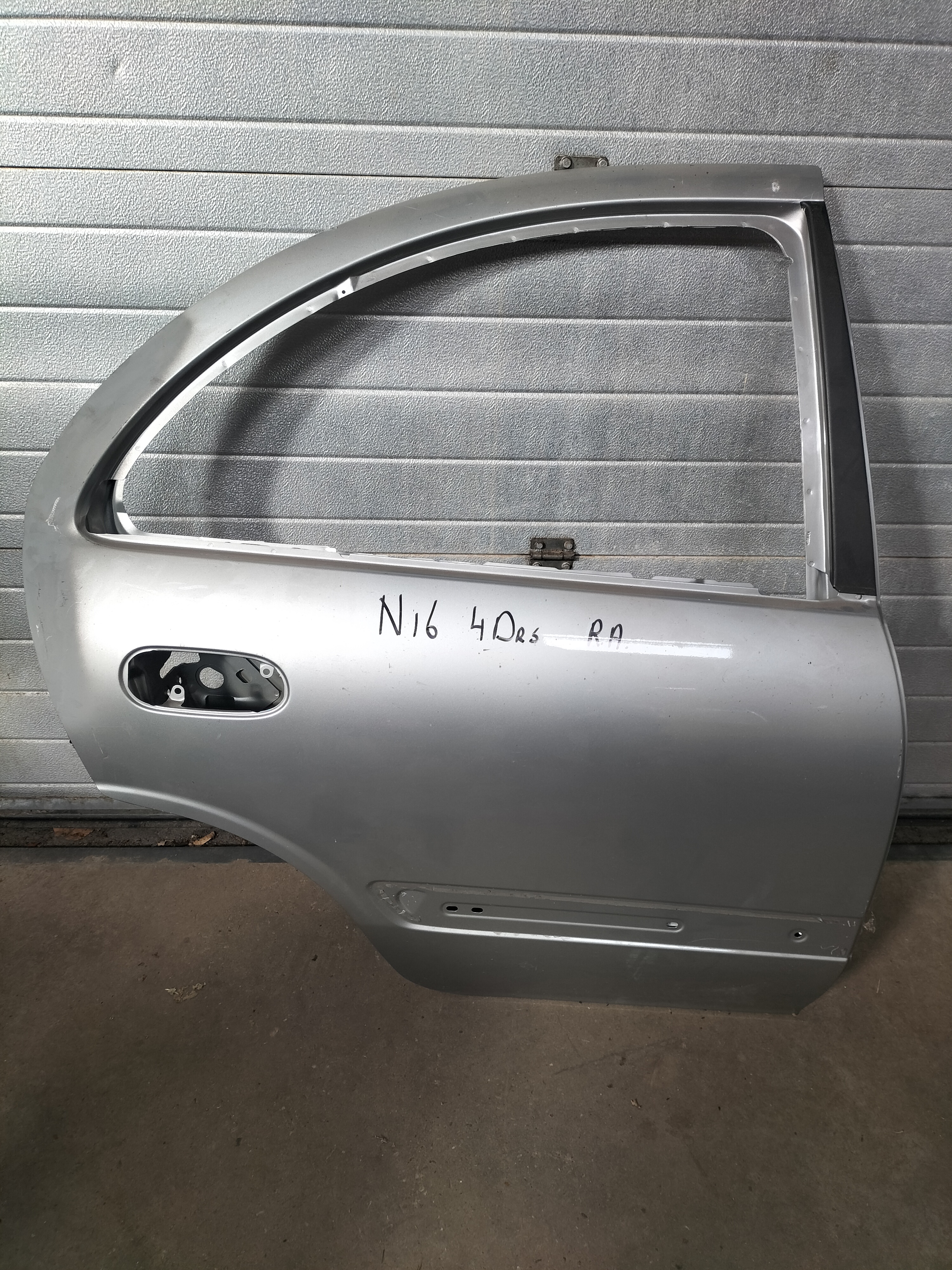 Portier rechtsachter Nissan Almera N16 sedan 82100-9M730 grijs.