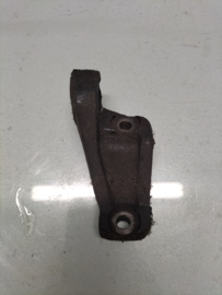 Versnellingsbaksteun Datsun Cherry E10 32179-M0101 Gebruikt.