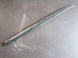 Moulding-windshield side, left-hand Nissan Terrano2 R20 72763-0X000 Gebruikt.