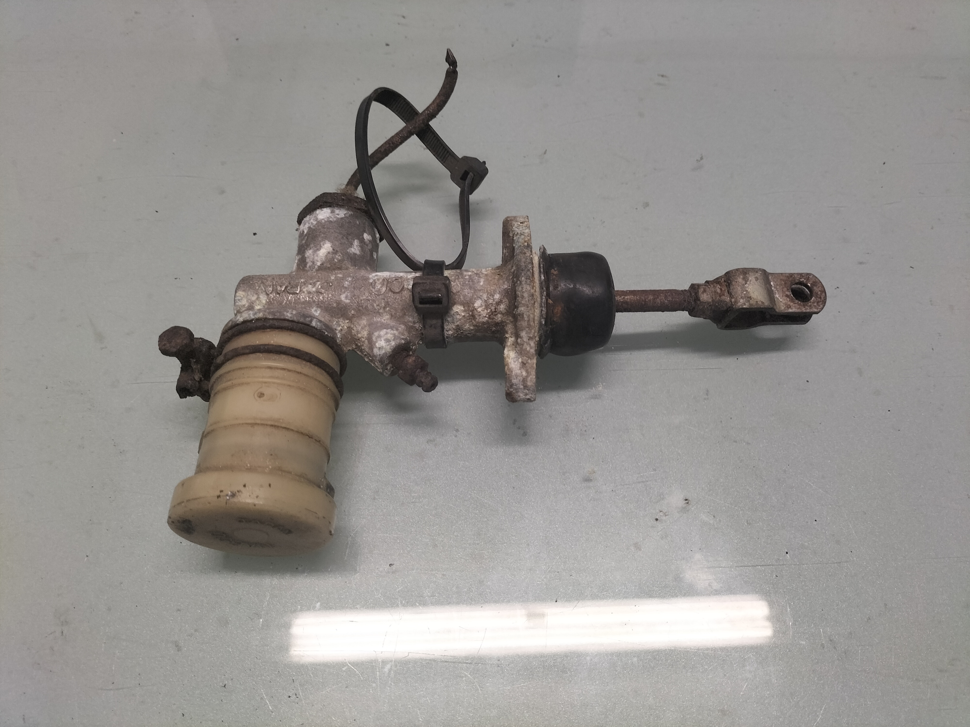 Assy-cilinder clutch master Datsun Cherry E10 30610-M1002 Gebruikt.