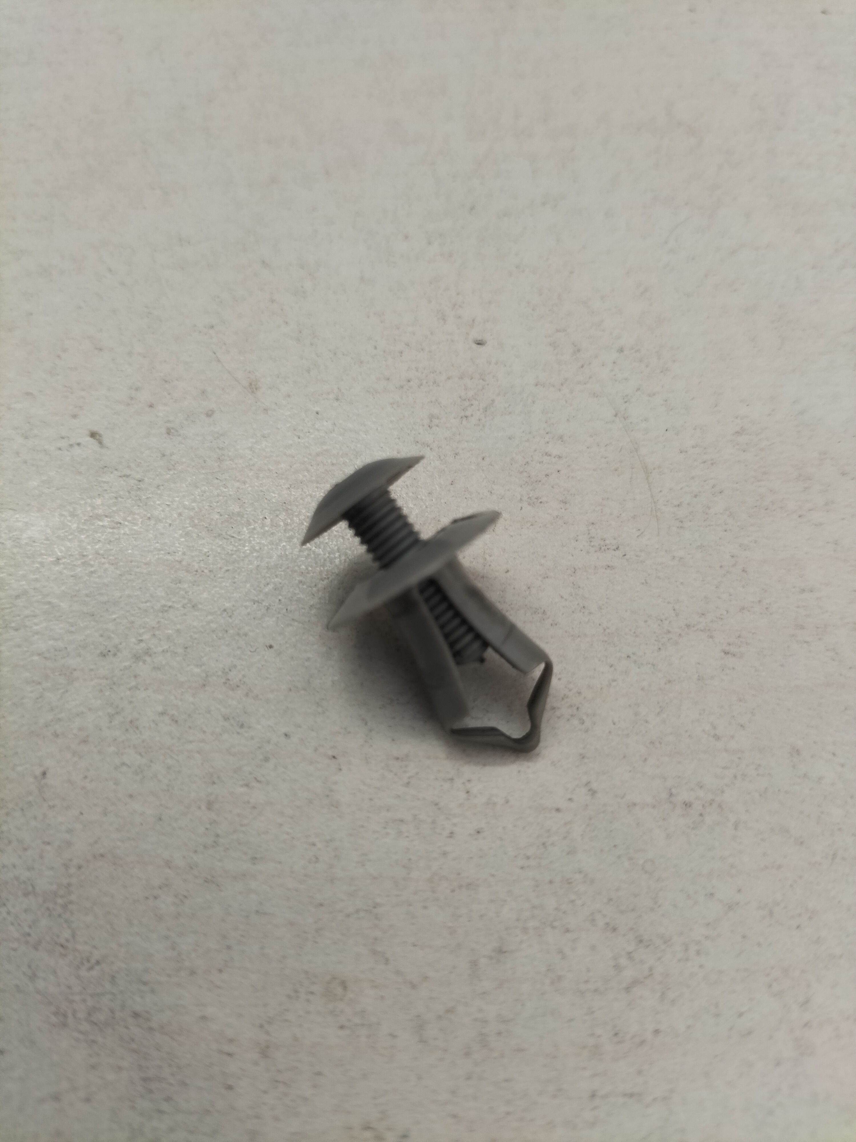 Bevestigingsclip grijs Nissan 01553-01112 K10/ T12/ T72/ U11 Gebruikt.