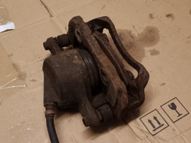 Remklauw linksvoor Nissan 280ZX S130 41010-P6625 Gebruikt.