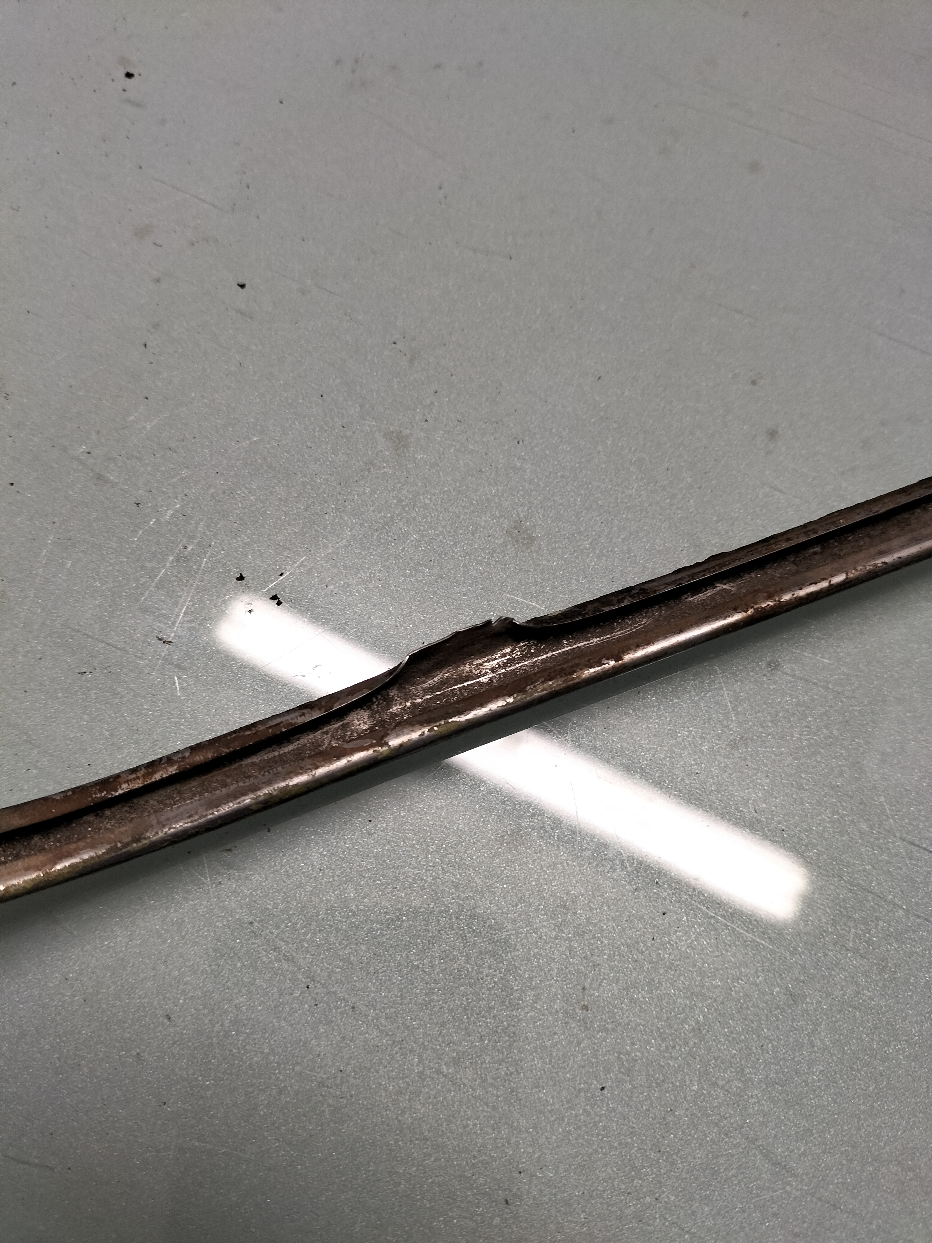 Sierlijst motorkap Datsun Cherry E10 65820-M0200 Gebruikt. Lichte schade.