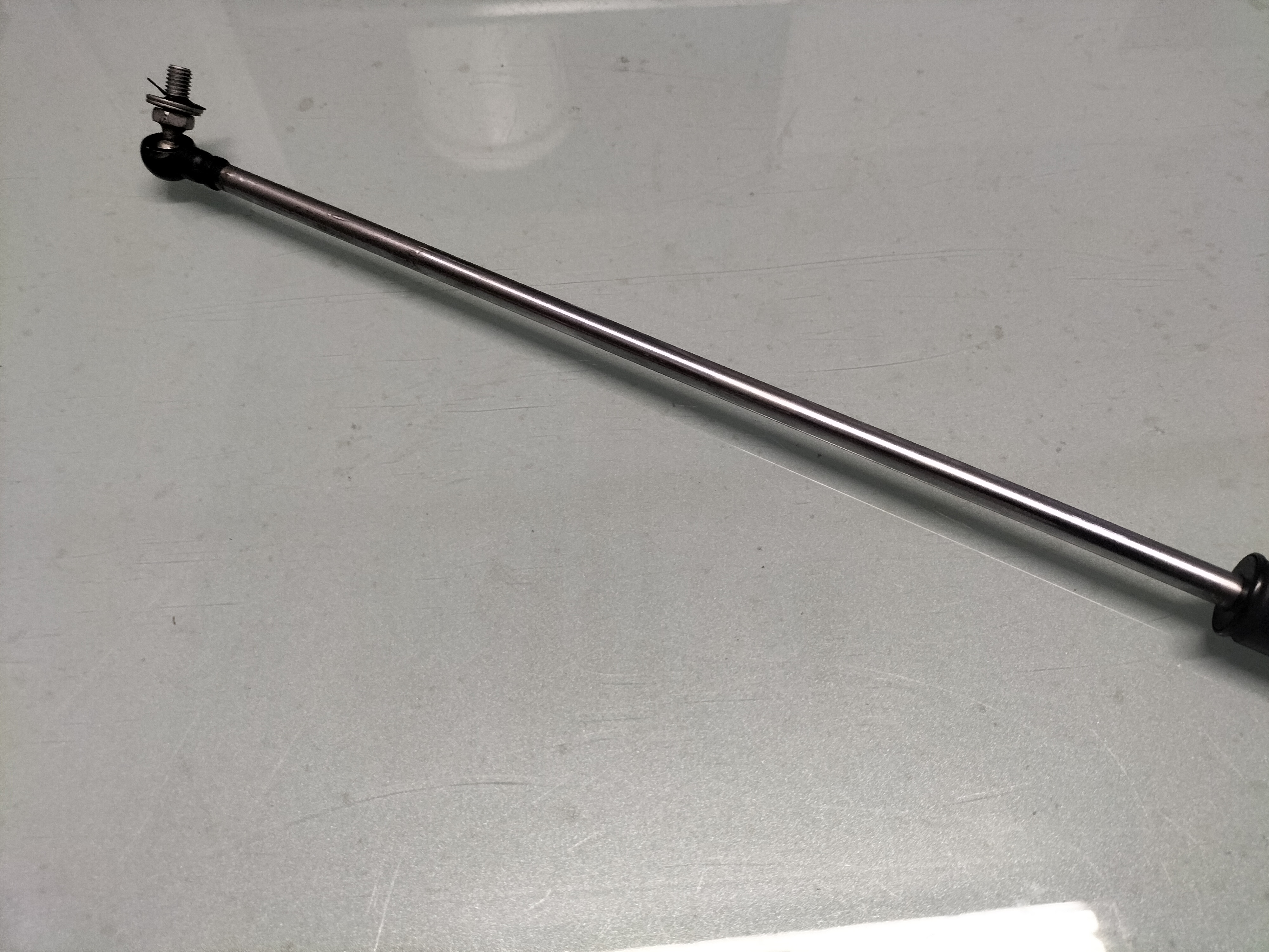 Gasveer achterklep Nissan B12 coupe 90450-57A27 Gebruikt