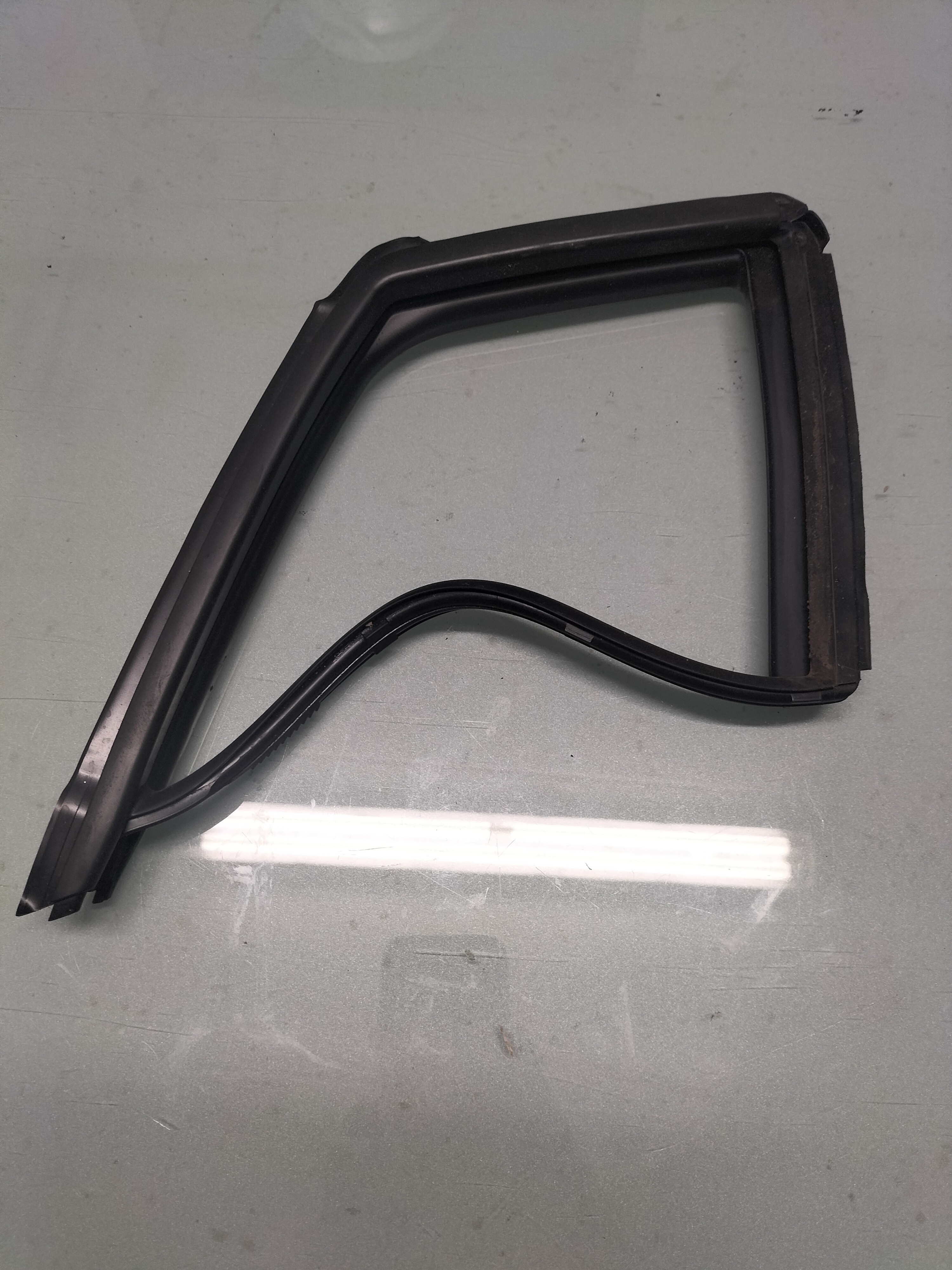 Raamrubber Nissan Micra K14 802C2-5FA0A Gebruikt