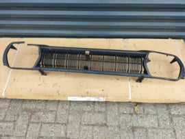 Grille Datsun Cherry F10 sedan 62303-M3903 Gebruikt, lichte schade.