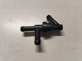 Ontluchtingsventiel benzineslang Nissan 17368-7J500 K11/ P11/ WP11 Gebruikt.