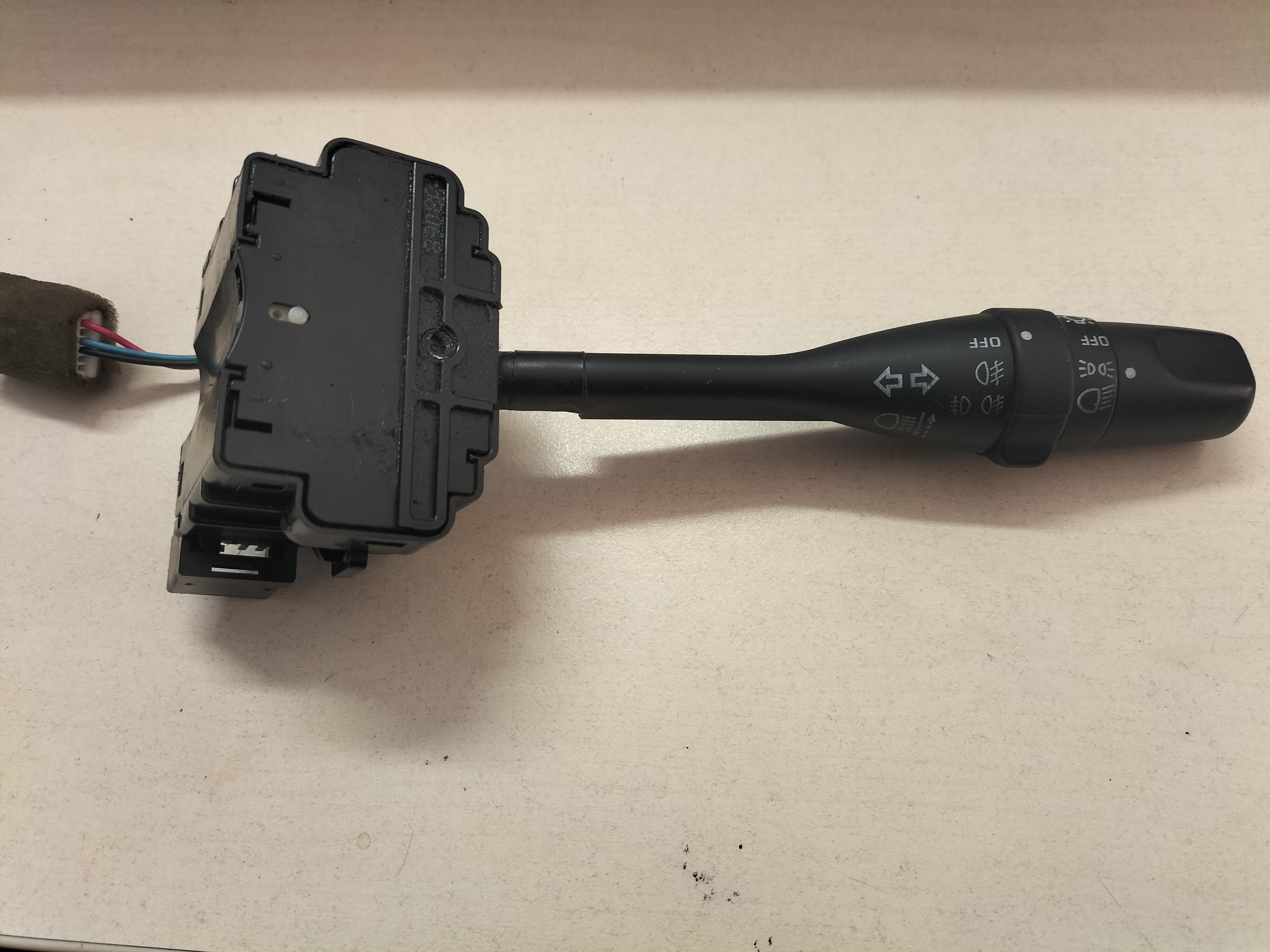 Richtingaanwijzerschakelaar Nissan Almera N15 25540-2N300 (14509) Gebruikt.