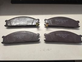Remblokset vooras Nissan Urvan/King van E24 41060-08N92 Nieuw.