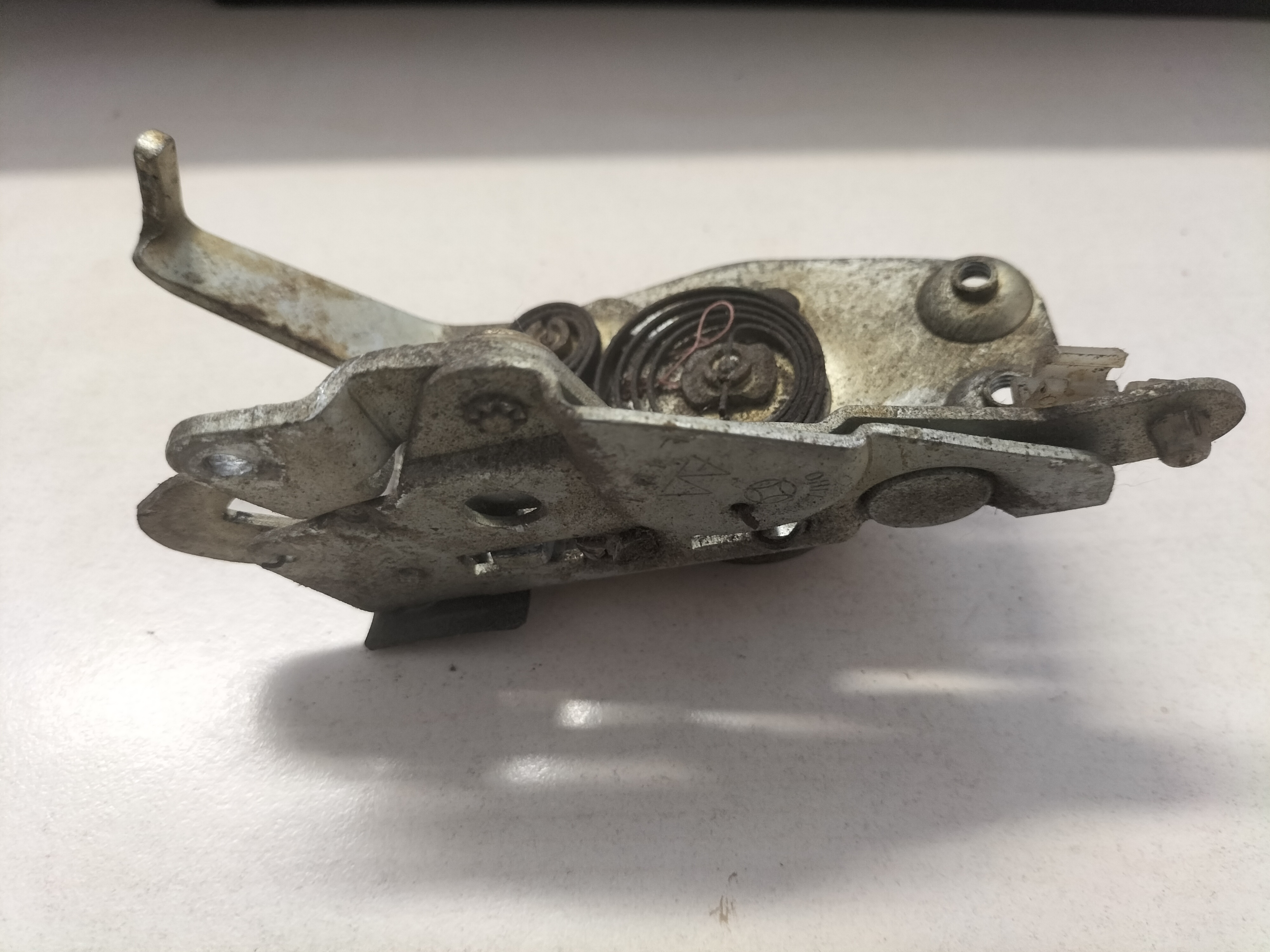 Deurslot linksachter Datsun Cherry E10 82503-M0301 Gebruikt.