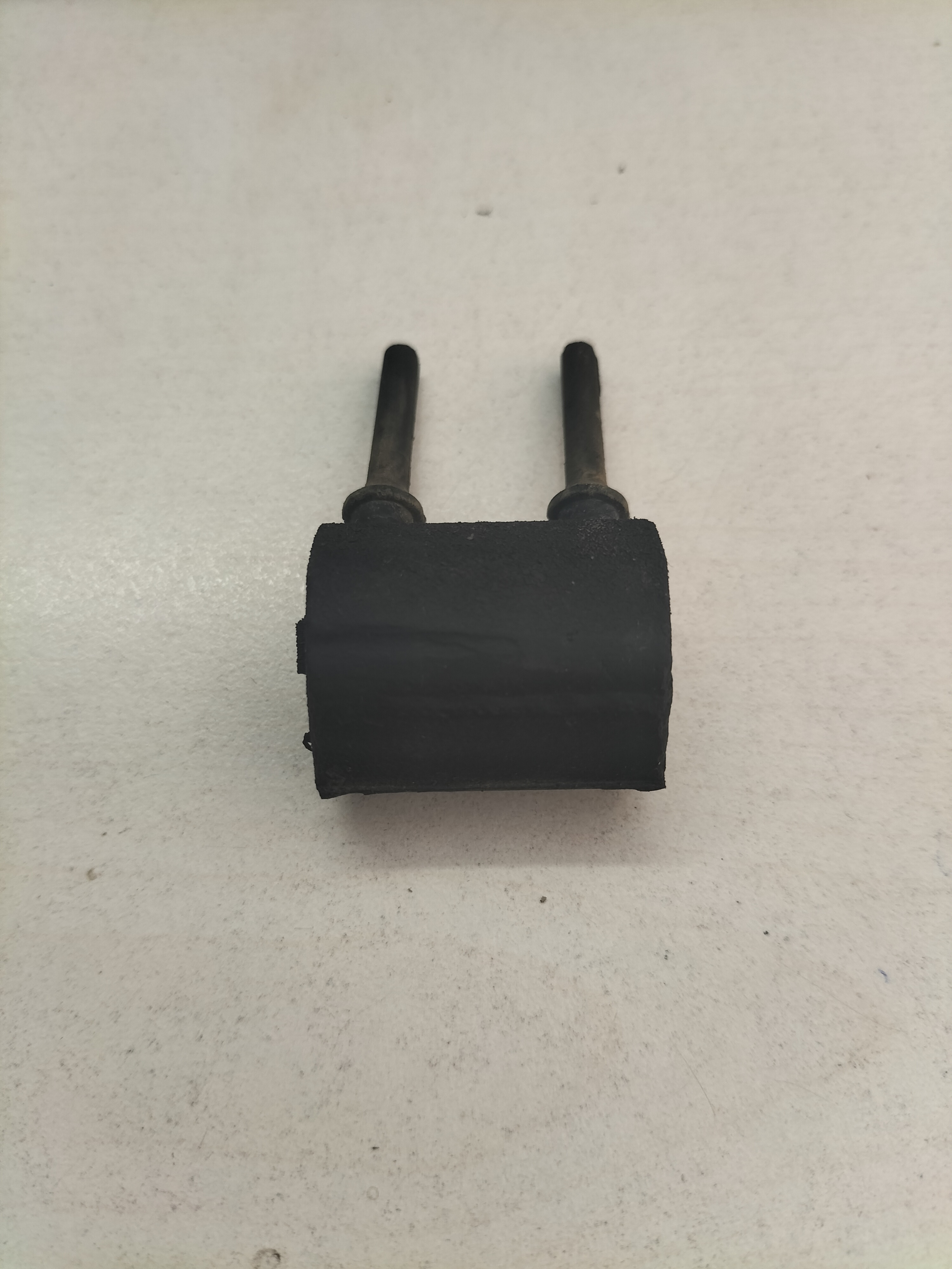 Aanslagrubber hoedenplank Nissan 79990-15F00 N13/ N14/ N15/ S12/ S13 Gebruikt.