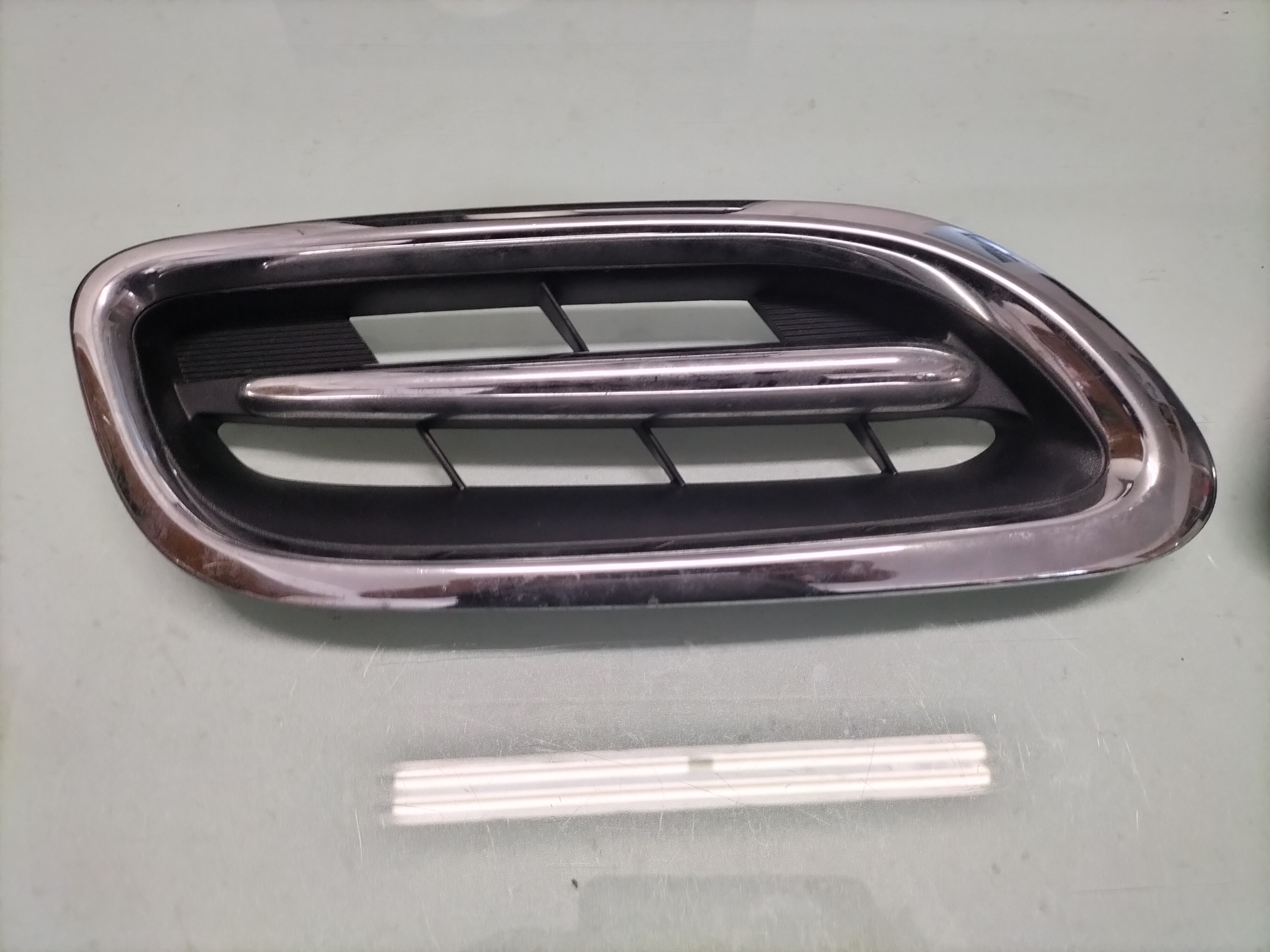 Grille front Nissan Micra K11 62310-1F525 (set left + right) Used part