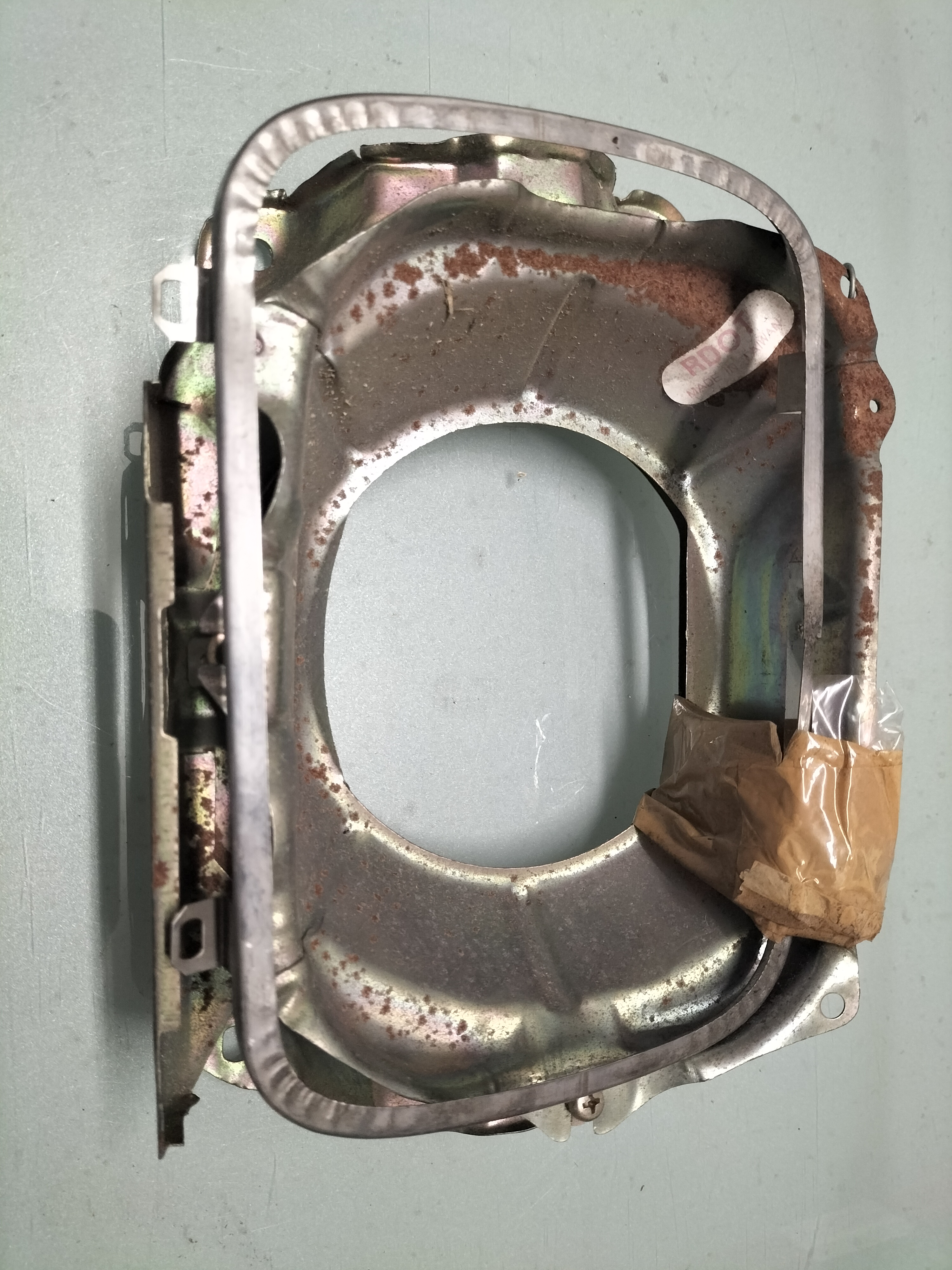 Koplamphuis links Datsun Sunny B310 26017-W7600 + 26023-W7600 (1622251) Nieuw. Lichte roestvorming.