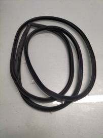 Deurrubber linksachter deurzijde Datsun Sunny B210 4-deurs sedan 82831-H5000 Nieuw.