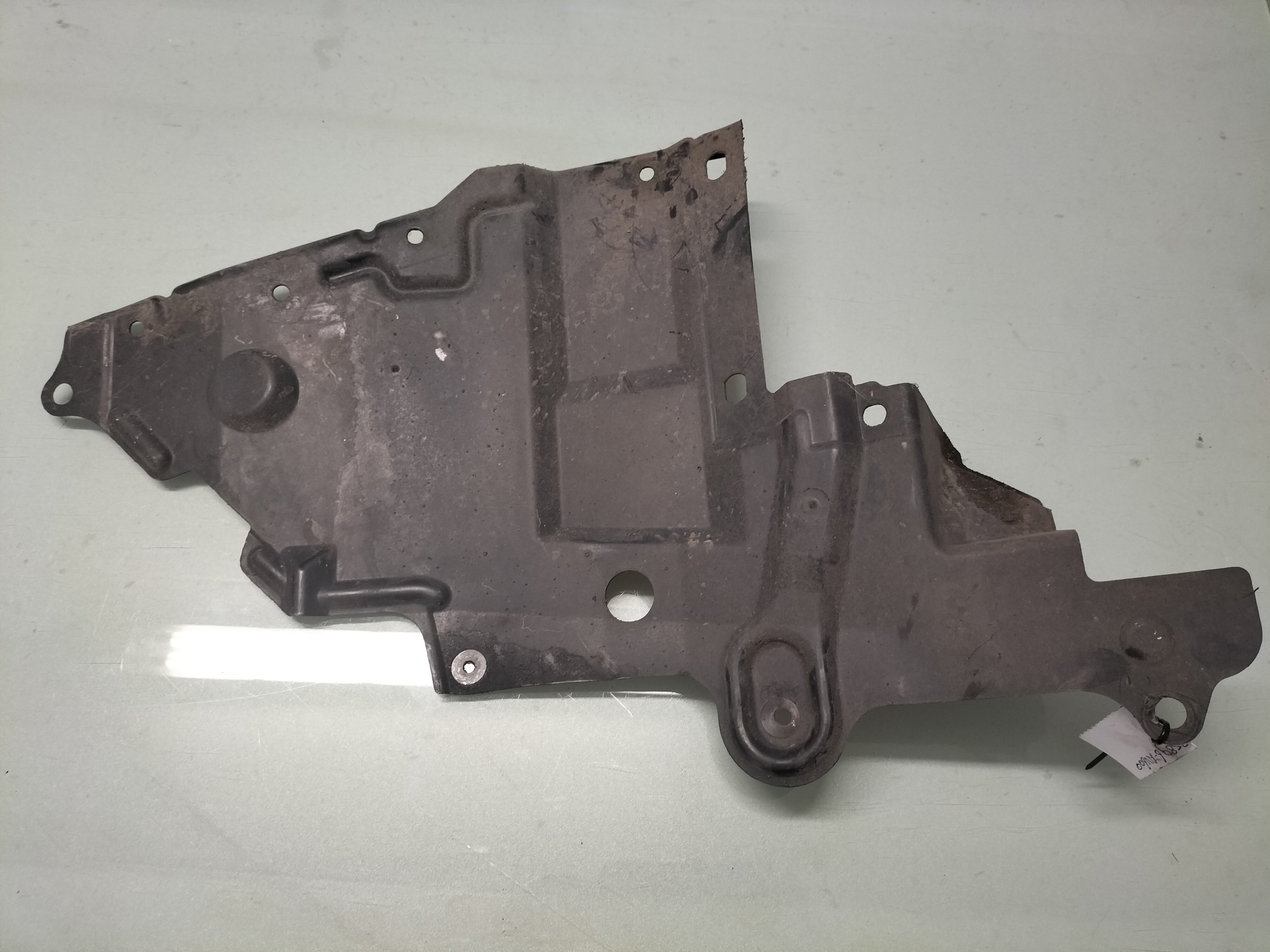 Cover-front under, right-hand QG16DE/ QG18DE/ QR20DE Nissan Primera P12 75896-AV600 Used part.