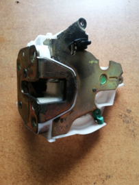 Deurslot rechtsachter Nissan Primera P11/ WP11 82502-9F510 Gebruikt.