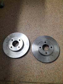 Remschijvenset vooras Nissan D0206-1HA0A-VA E12/ K13 Origineel