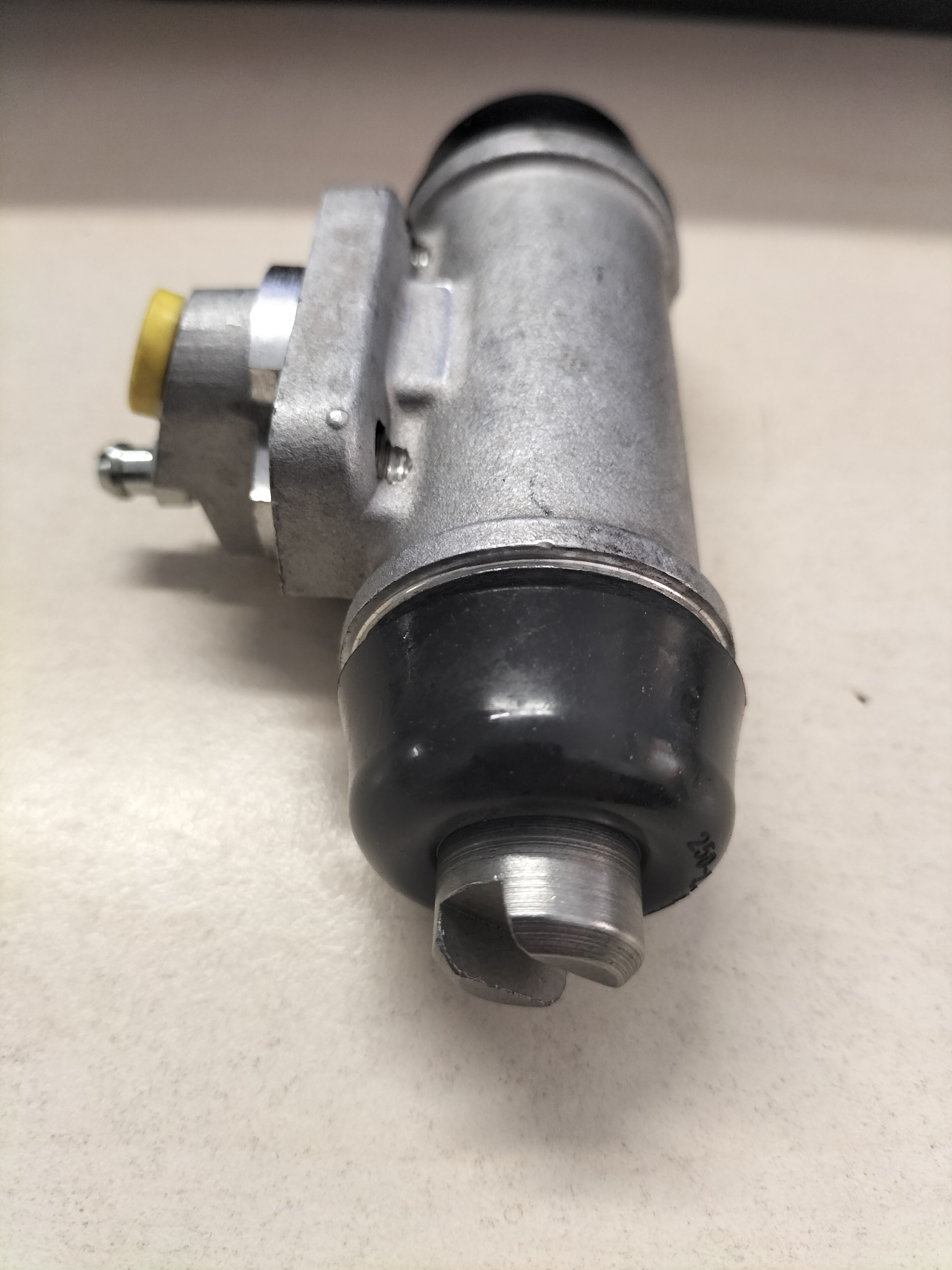Wielremcilinder achteras Nissan D22/ R50 44100-3T011 Nieuw.