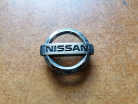 Embleem naafdop Nissan 40344-AV610. Onderdeel van 40342-AV610 CK12/ E11/ J10/ K12/ N16/ P12/ V10 Gebruikt.