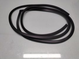 Deurrubber linksachter deurzijde Datsun Sunny B110 4-deurs sedan 82831-H1001 Nieuw.
