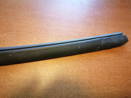 Afwaterrubber carrosseriezijde links Nissan 100NX B13 76863-63Y00 Gebruikt.