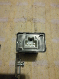 Control unit deurvergrendeling Nissan Bluebird T12/ T72/ U11 28450-D4501 (28451-89907) Gebruikt.