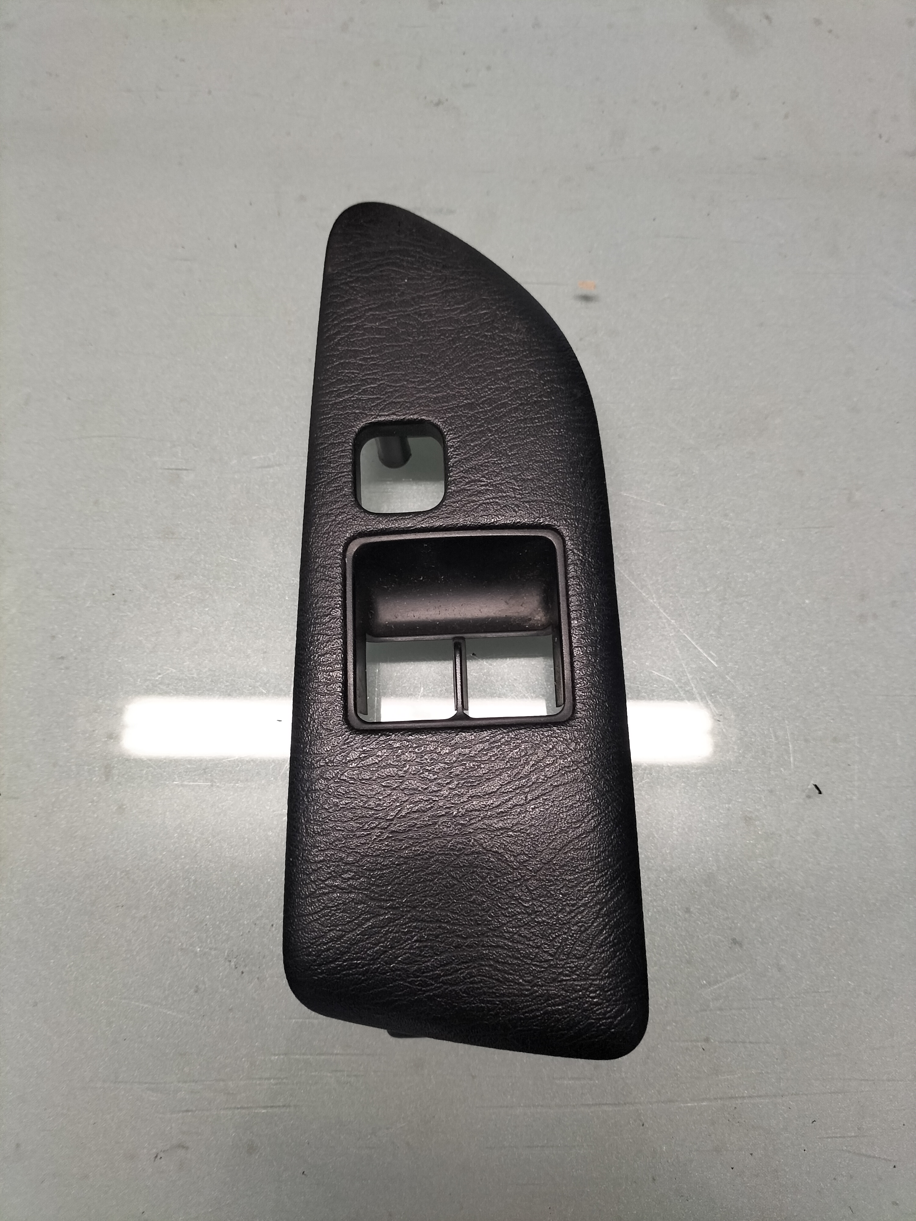 Raambedieningspaneel bestuurderszijde Nissan Almera N15 80961-0N420 Gebruikt.