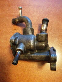 Thermostaathuis GA14DE/GA16DE Nissan 11061-73C02 B13/ N14/ N15/ W10/ Y10 Gebruikt.