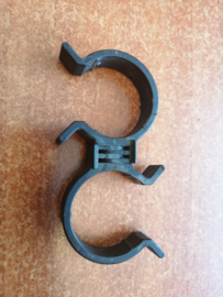 Kunststof slangklem Nissan 92551-52B15 K11/ P11/ WP11 (2x 27mm) Gebruikt.