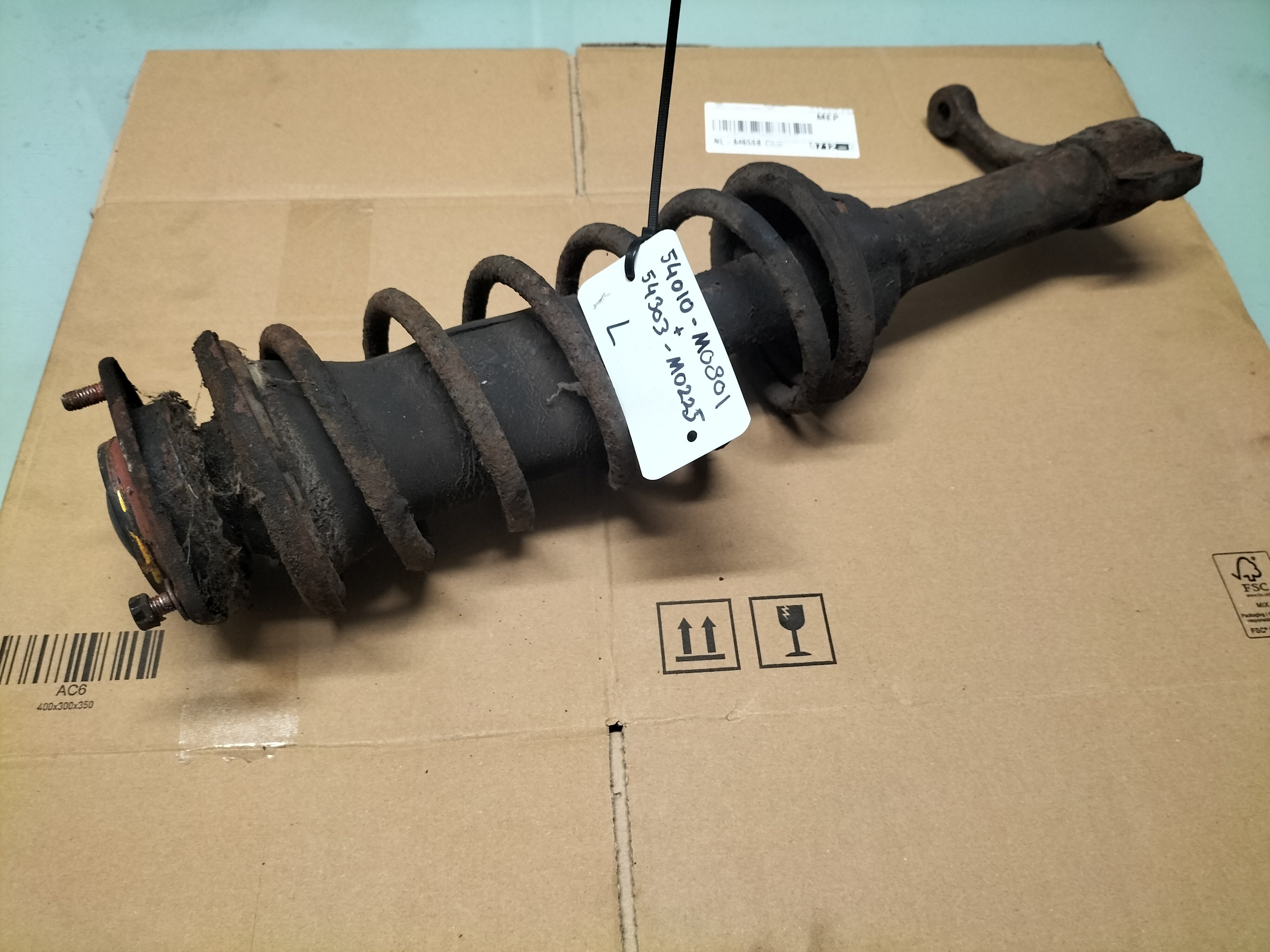 Veerpoot Linksvoor Datsun cherry E10 54010-M0801 + 54303-M0225 Gebruikt