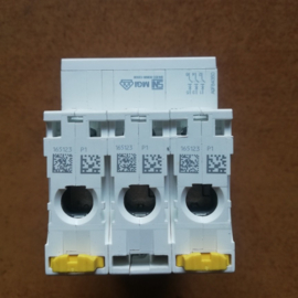 Miniatuur vermogenschakelaar 3P 50A C Schneider A9F84350 Nieuw.
