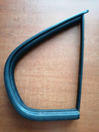 Rubber zijruit achterportier rechts Nissan Primera P11 82272-2F000 Gebruikt.