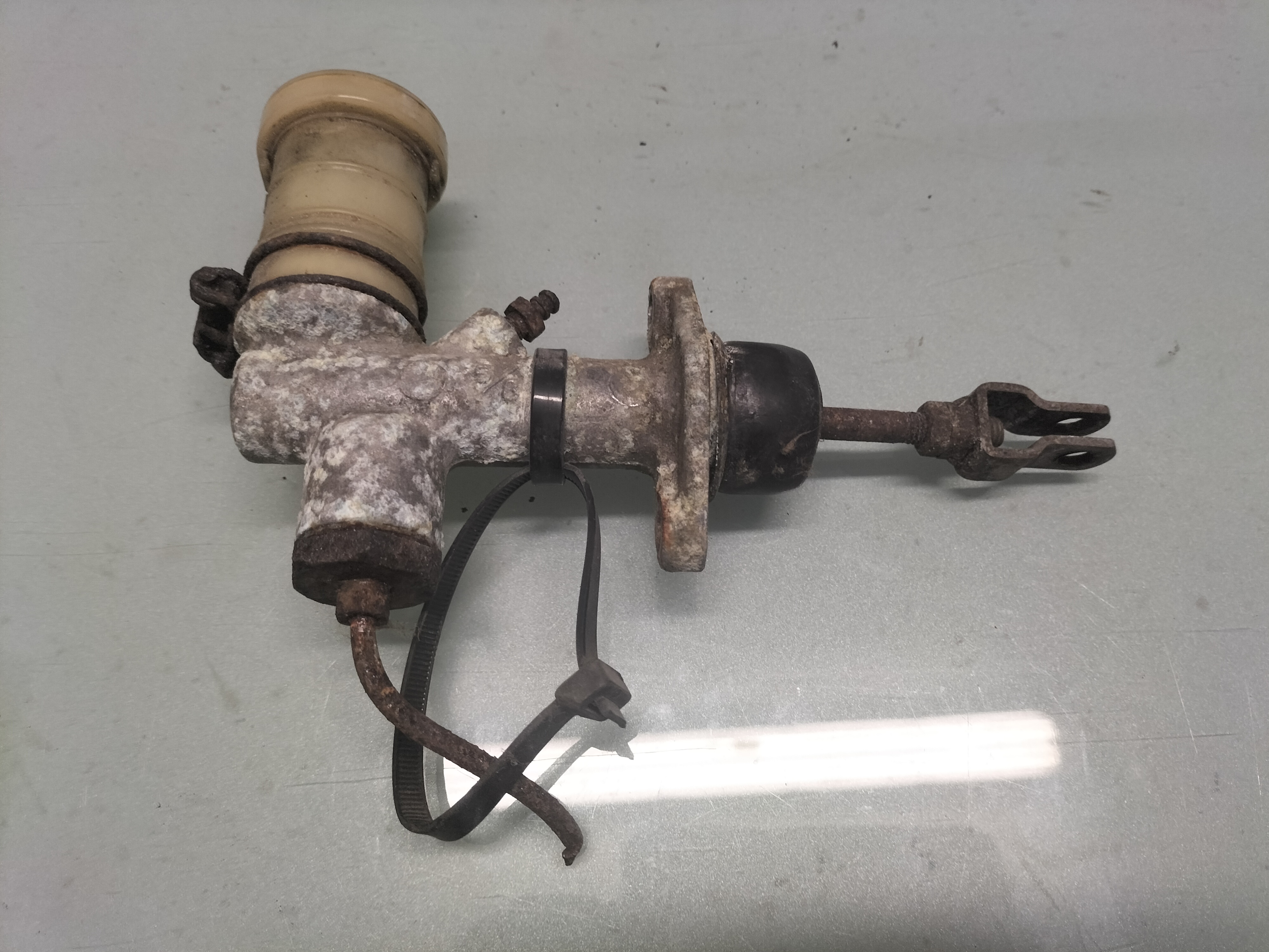 Assy-cilinder clutch master Datsun Cherry E10 30610-M1002 Gebruikt.