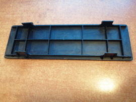 Afdekkap radio Nissan Sunny B12/ N13 68470-67A00 Gebruikt.