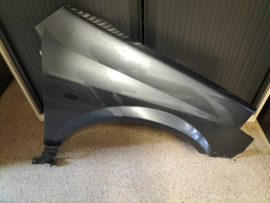 Zijscherm rechts Nissan Primera P12 (KY5) 63100-AV630 Gebruikt. Lichte schade.