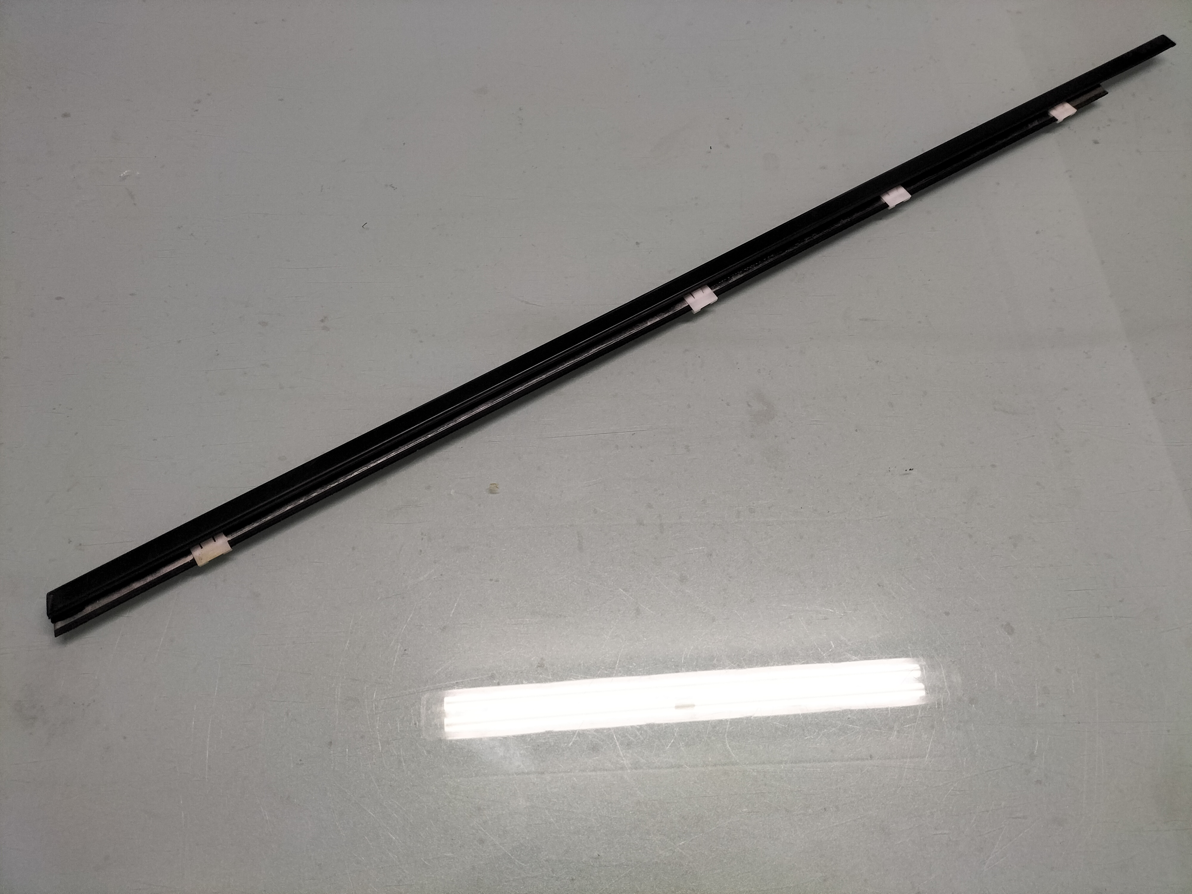 Portierraamgeleider linksvoor Nissan Qashqai J10 80821-JD00A Gebruikt.